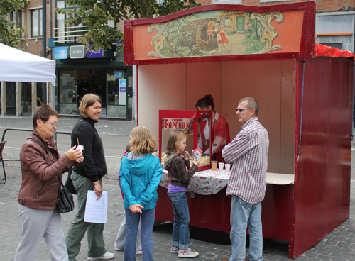 Voor ons popcorn kraampje is het altijd druk. Dit is ook logisch want deze leuke rode stand met daarin een vrolijke dame die royale zakken popcorn uitdeelt, daar kan niemand om heen! De popcorn wordt dan ook vers voor de kinderen gemaakt en is nog gezond ook, echt een aanrader op uw festijn.