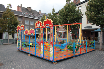 Victtorian Juvenile Swingboats Nostalgische Engelse Trek-luchtschommel. In deze leuke kinderattractie van weleer kunnen de kinder naar hartelust schommelen zoals hun ouders dat deden in hun jeugd. Een super attractie voor uw evenementen.