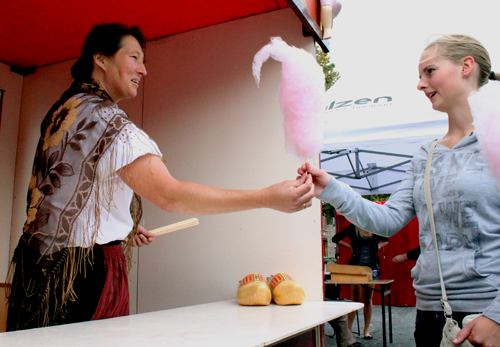 Op elke kermis hoort een suikerspin kraampje. Ook op de boerenkermis, vooral als daarin zo’n charmante boerin van die grote roze suikerspinnen draait. Altijd vrolijk, in deze mooie stand, nostalgisch gekleed krijgen de kinderen een suikerspin met een lach!