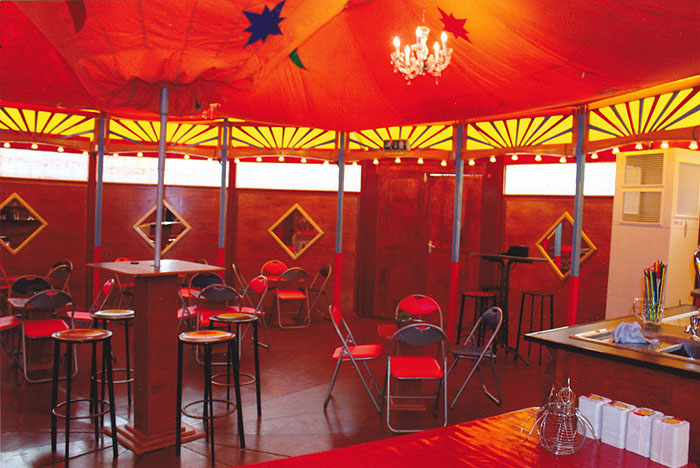 Onze Spiegeltent kan op elke vlakke ondergrond en op elke locatie worden gebouwd. De capaciteit van de tent is ongeveer 100 personen en er is plaats voor 40 zitjes/tafels.