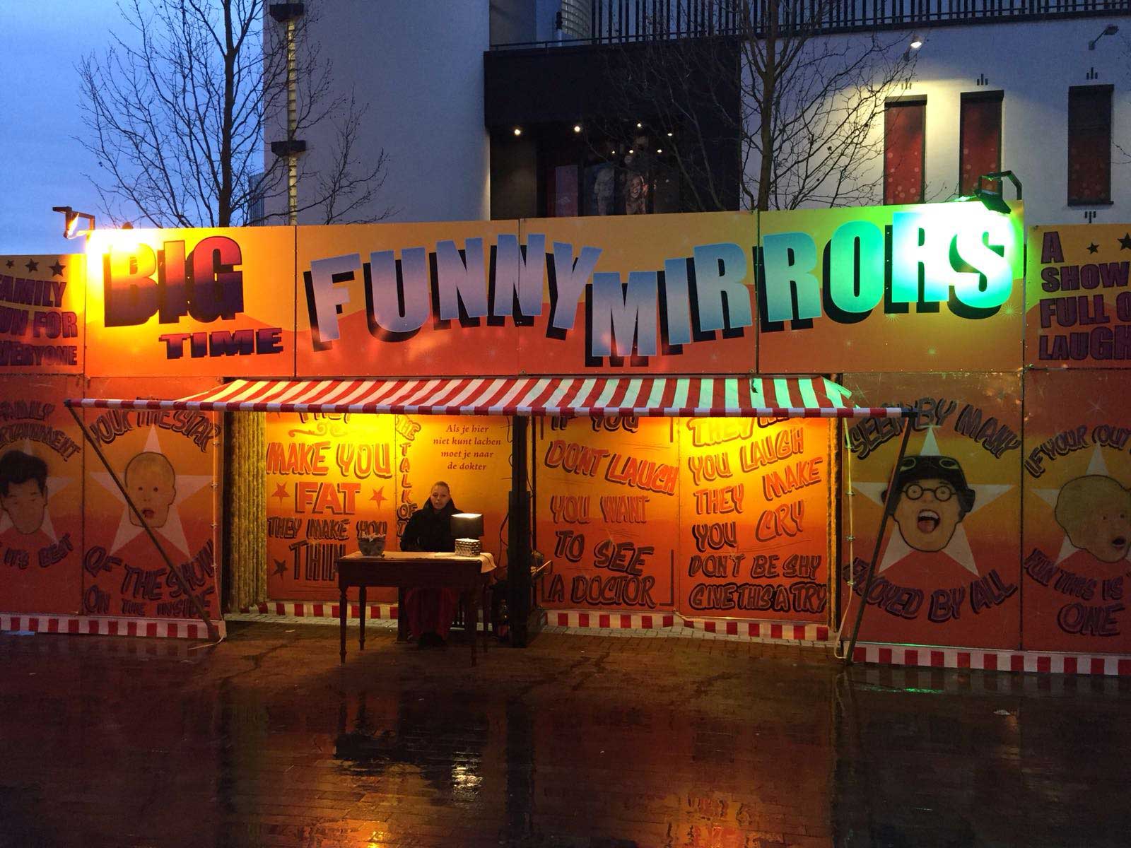 Funny mirrors is een lachspiegel attractie uit de jaren 50 